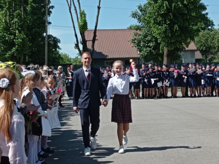 31 мая в МАОУ СОШ г. Нестерова имени В.И. Пацаева прошла торжественная линейка, посвященная окончанию учебного года..